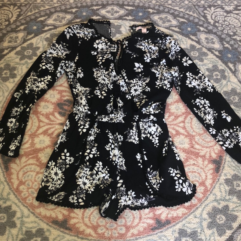 BARELY WORN: Forever21 Floral Romper, Size M